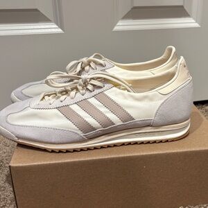 Adidas off white/taupe/white Retro Sneakers